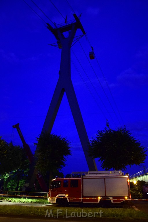 Koelner Seilbahn Gondel blieb haengen Koeln Linksrheinisch P840.JPG - Miklos Laubert